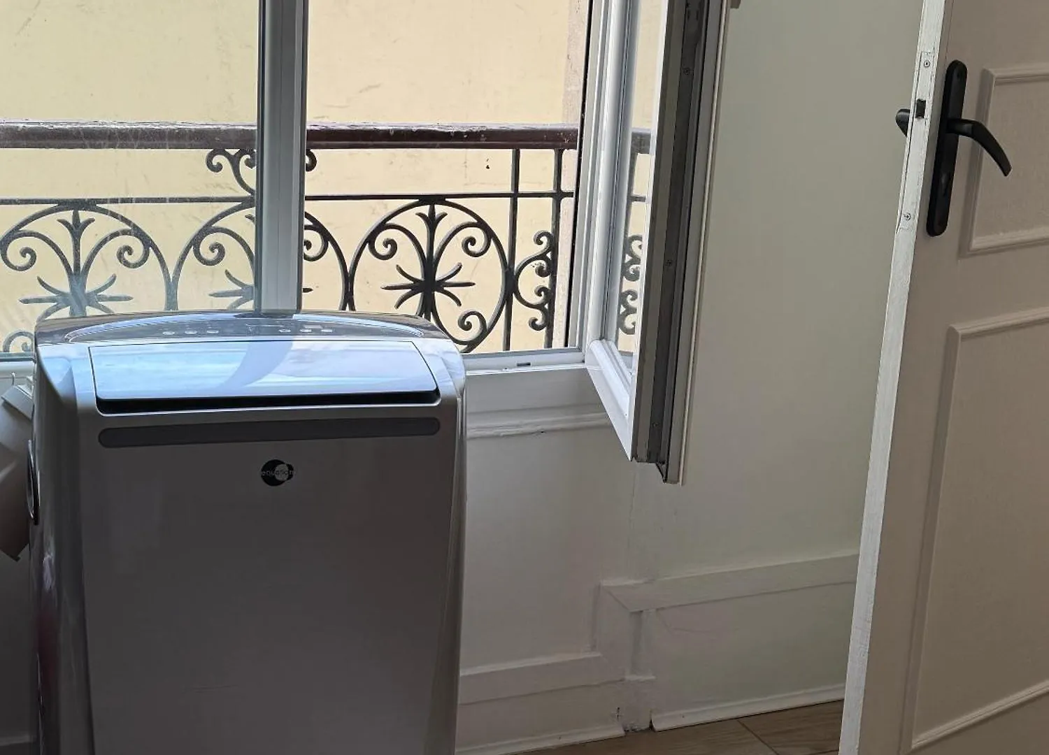 Spacious Home In Central Paris With Air Conditioning And Kitchen And 10 Mins To Eiffel Tower&5Mins To Metro